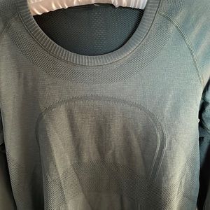 Lululemon Swiftly Tech Long Sleeve Ladies top, Olive green, very good condition